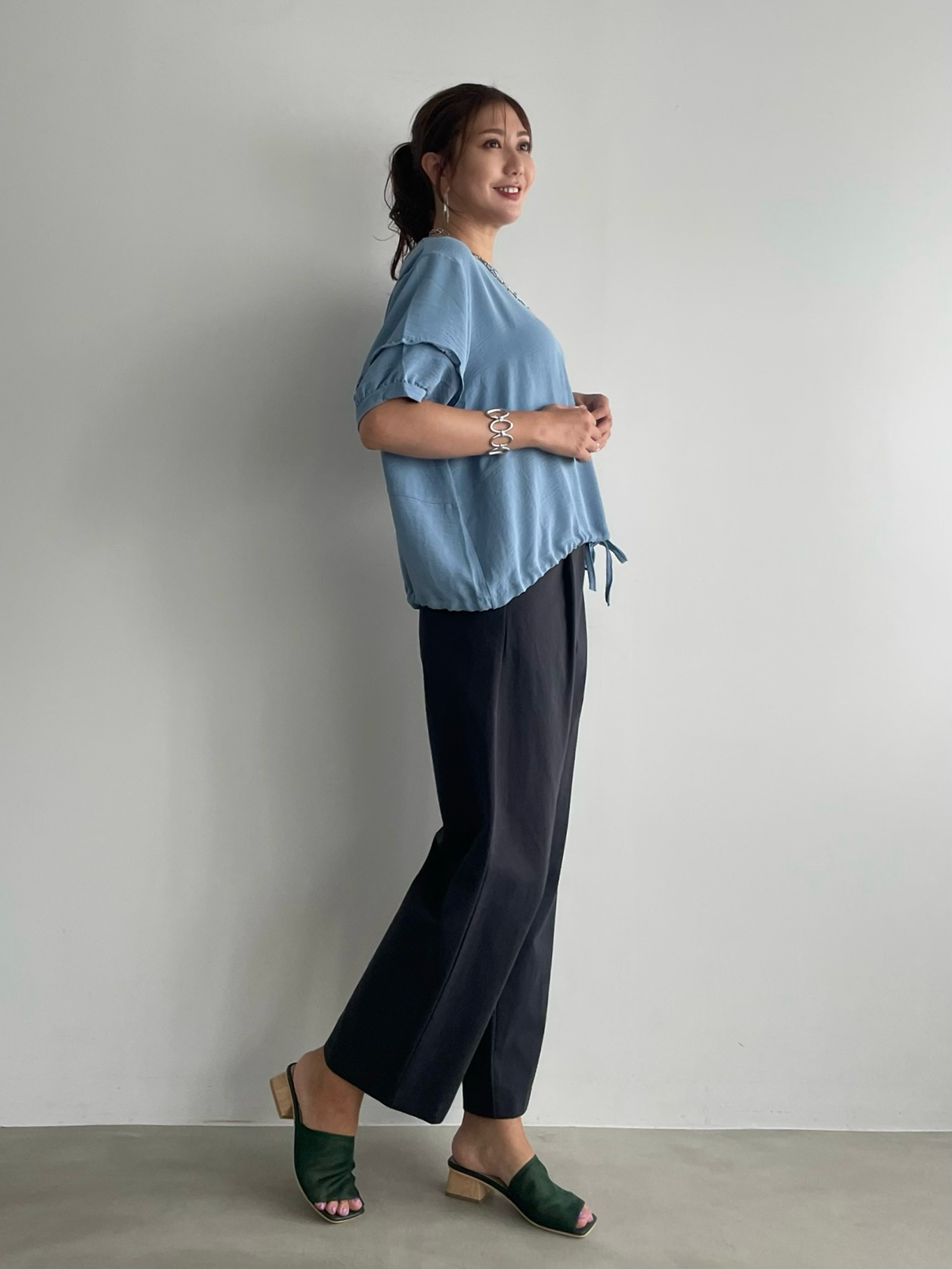 Tシャツよりちょっと女っぽい。袖フリルでご近所も映える.